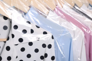 Sacos plásticos para roupa: qual é o melhor material para quem vende online?